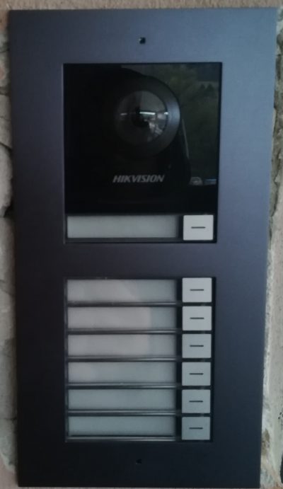 Videovrátnik Hikvision - vonkajšia IP jednotka počas dňa