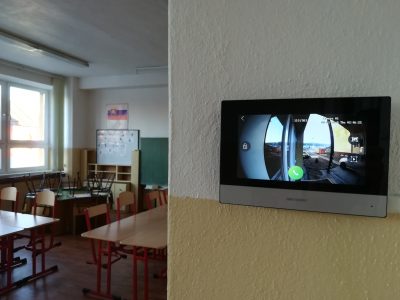 Videovrátnik Hikvision - komerčný objekt základná škola vnútorná jednotka